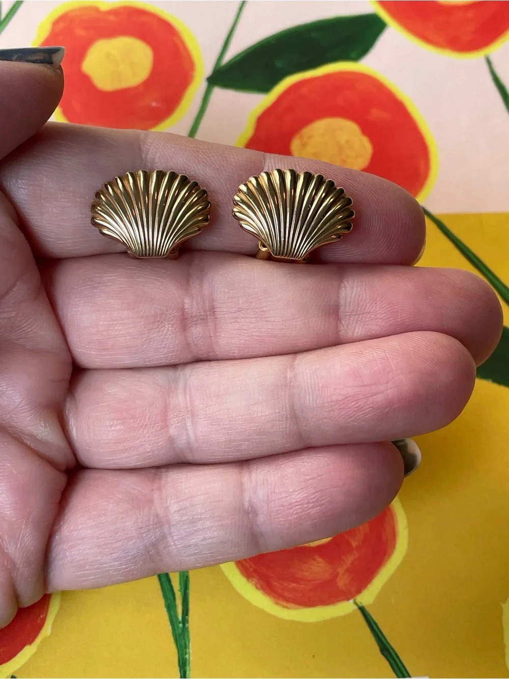 Vintage goldtone scallop shell clip-on earrings beach vacation seaside